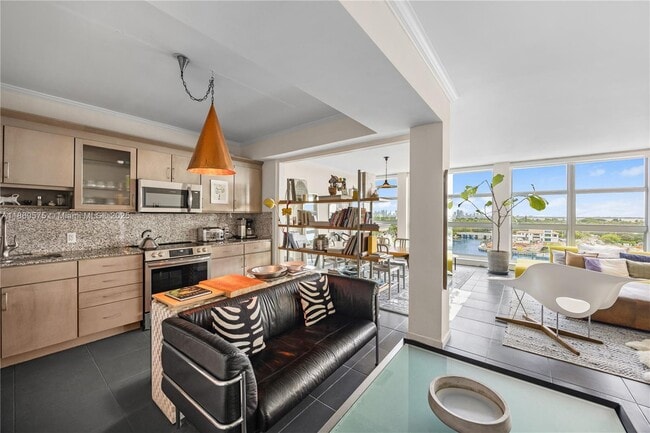 Building Photo - 5055 Collins Ave