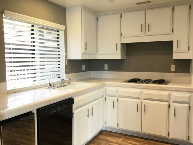 Building Photo - 2BR 2BA Condo-AC, Washer/Dryer in Unit, Pe...
