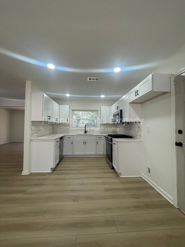 Building Photo - 1245 Shore Dr SW