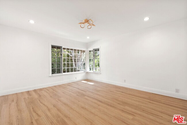 Building Photo - 717 Alta Dr