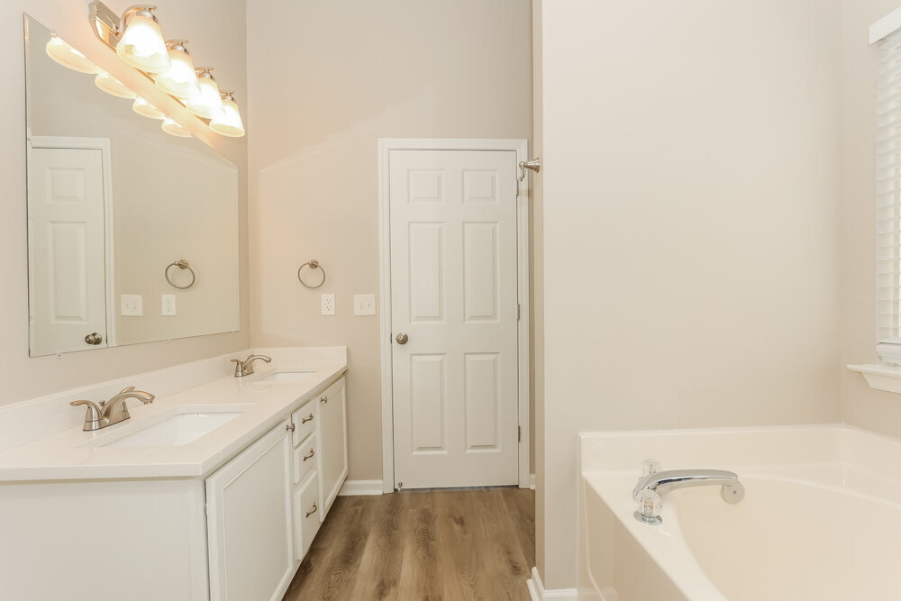 Building Photo - 6005 Crestview court