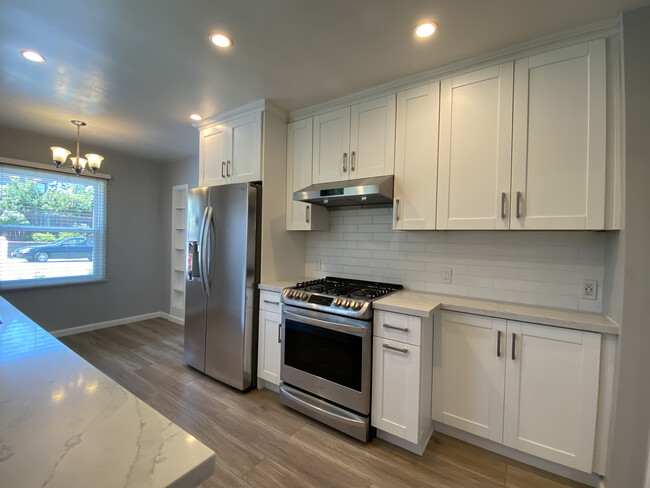 Kitchen w/ modern aesthetics - 10 Beresford Ct