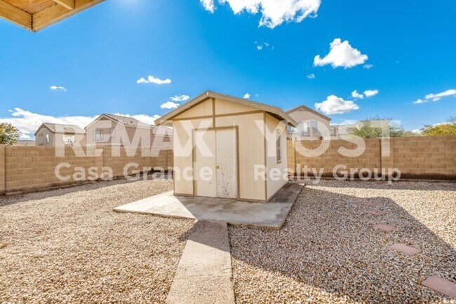 Building Photo - Sunshine, Space & a Backyard to Enjoy!