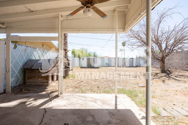 Building Photo - Cute Tranquil Home with a LARGE Backyard!