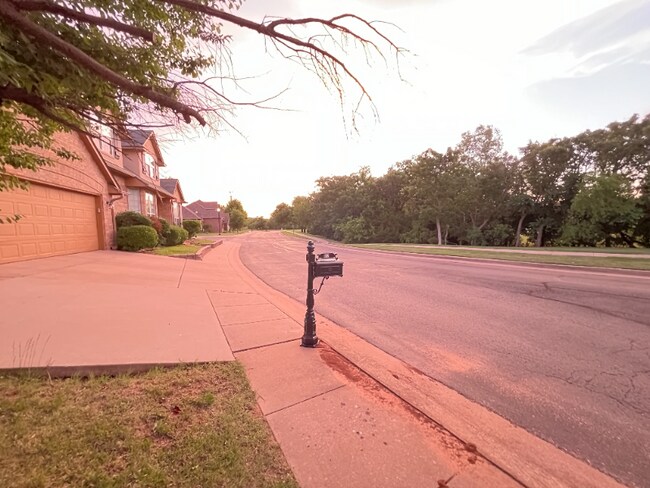 Building Photo - 16721 Farmington Way
