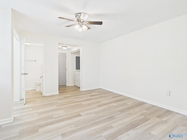 Building Photo - 2106 Levert St NE