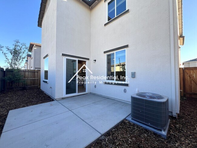 Building Photo - Updated Lincoln 4bd/2.5ba House With 2 Car...