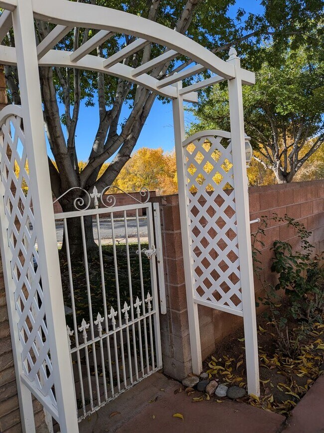 Building Photo - Low-Maintenance Living in the Heart of St. George