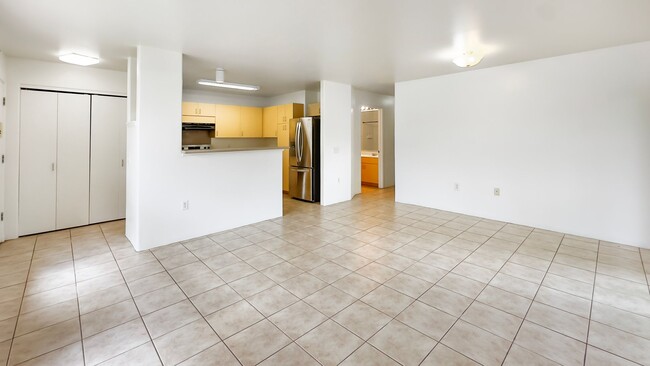 Building Photo - Gated Townhome  Ground Floor 3bdrm/2bath M...