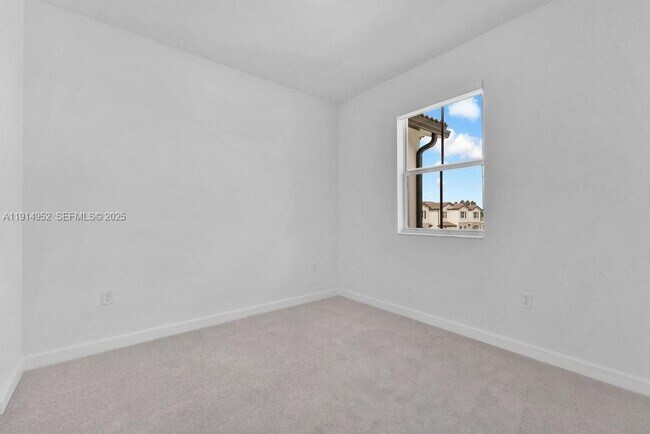 Building Photo - 2558 SE 27th Dr