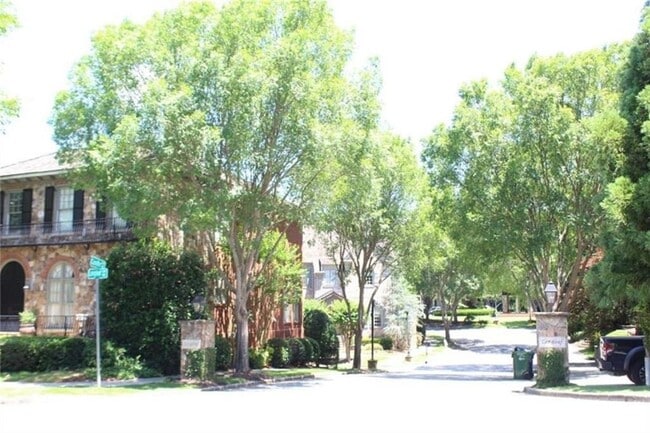 Building Photo - 704 Longleaf Dr NE