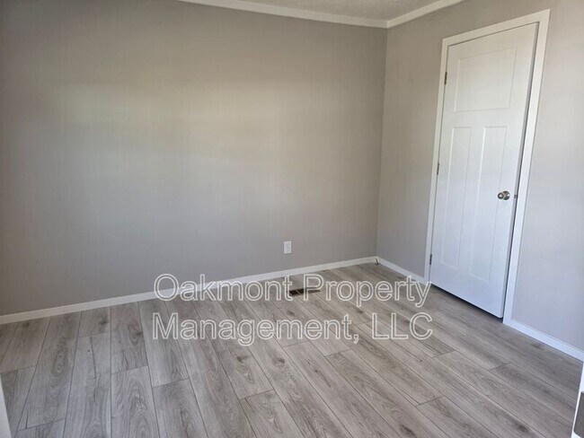 Building Photo - 212 Rosewood Ave