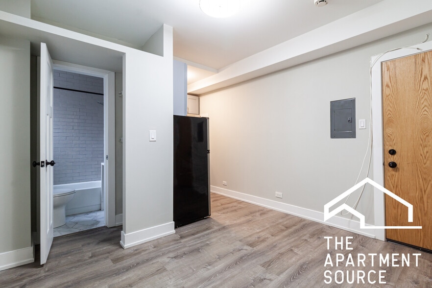 Building Photo - 501 W Belmont Ave