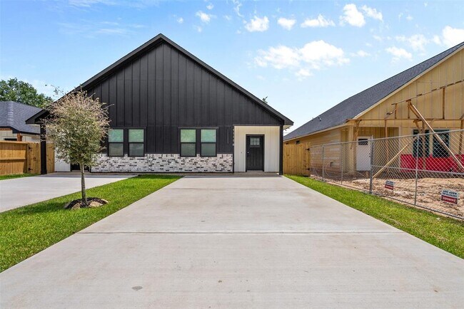 Building Photo - 9110 Everglade Dr