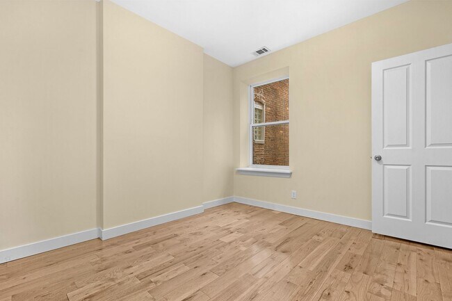 Building Photo - 212 E Chase St