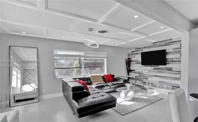 Building Photo - 608 N 24th Ave