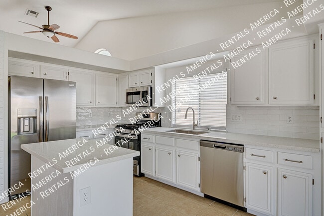 Building Photo - 832 Seco Verde Ave