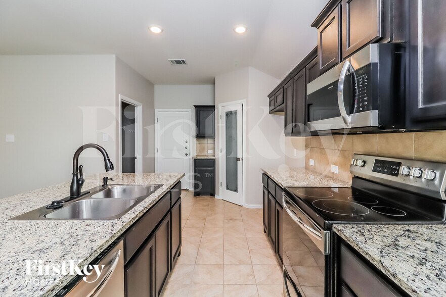 Building Photo - 525 Foxhunter St