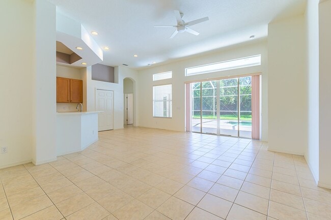 Building Photo - 4 Bed / 3 Bath Unfurnished Family Home wit...