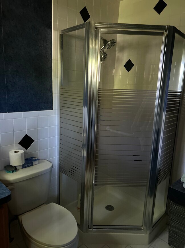 Building Photo - 425 Tryon Dr