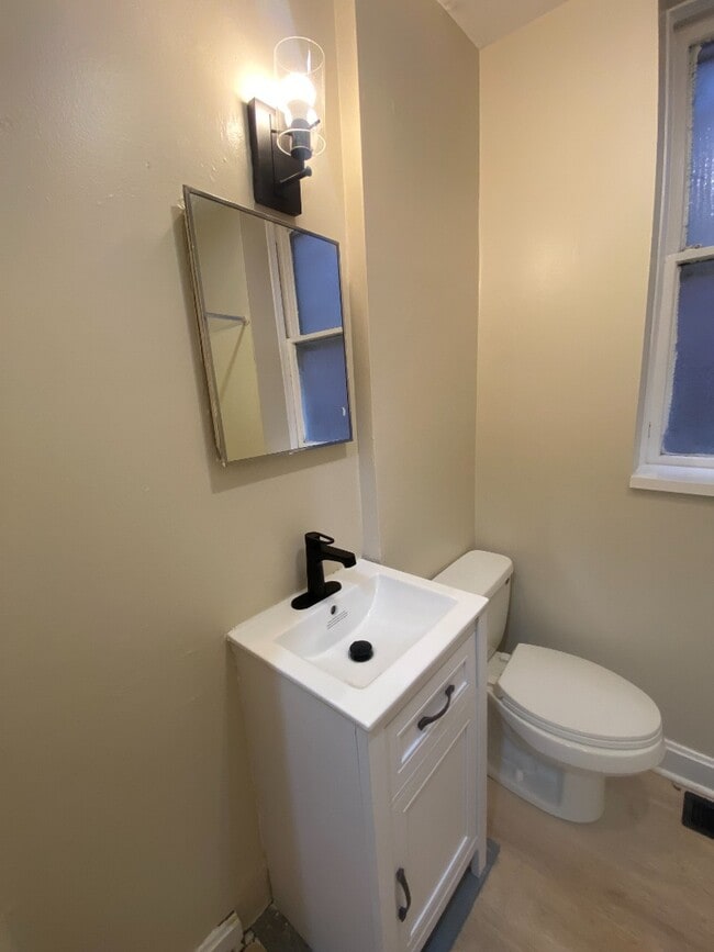 Building Photo - Updated 2 bedroom apartment in Fox Park