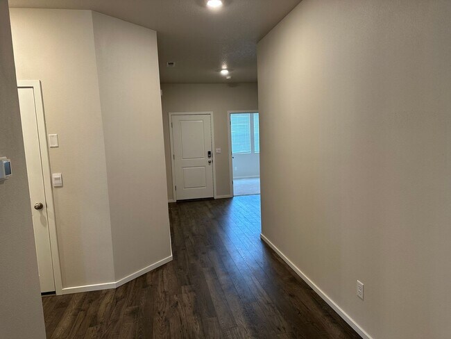 Building Photo - Newer single level 3-bedroom 2 bath house in Springfield!