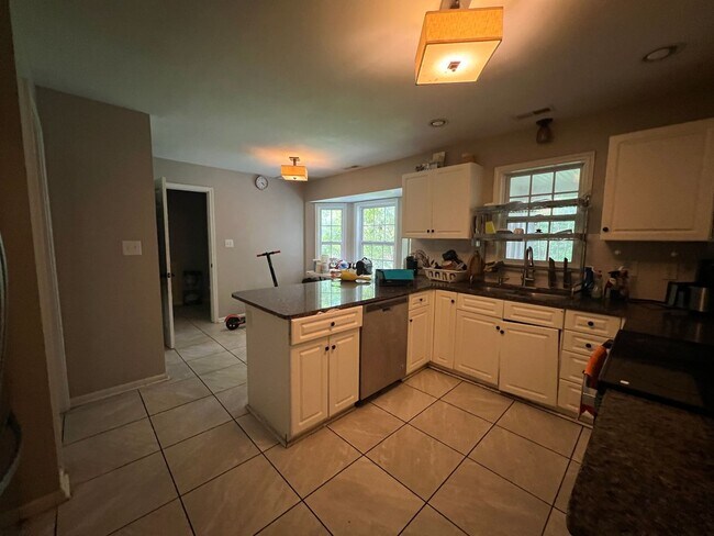 Building Photo - Charming Home in Country Club Hills – Idea...