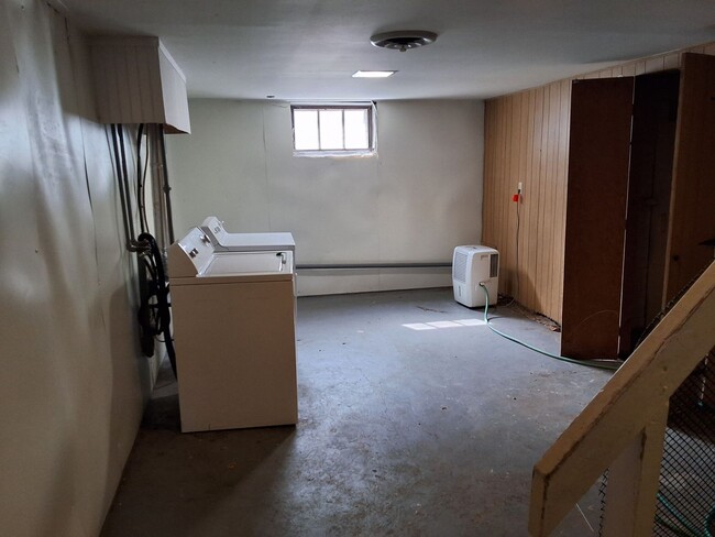 Building Photo - 320 Meadow Ln