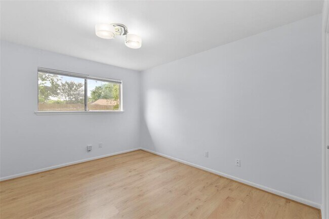 Building Photo - 15823 Fox Springs Dr