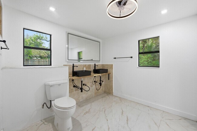 Building Photo - 2529 Rainbow Dr