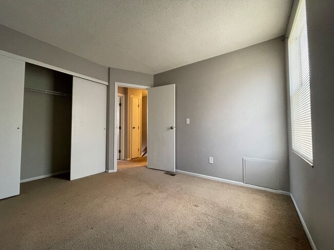 Building Photo - 5098 Stoneybrook Blvd
