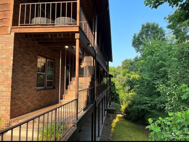 Building Photo - Freshly Renovated 1 bedroom convenient to 40, lovely wooded setting