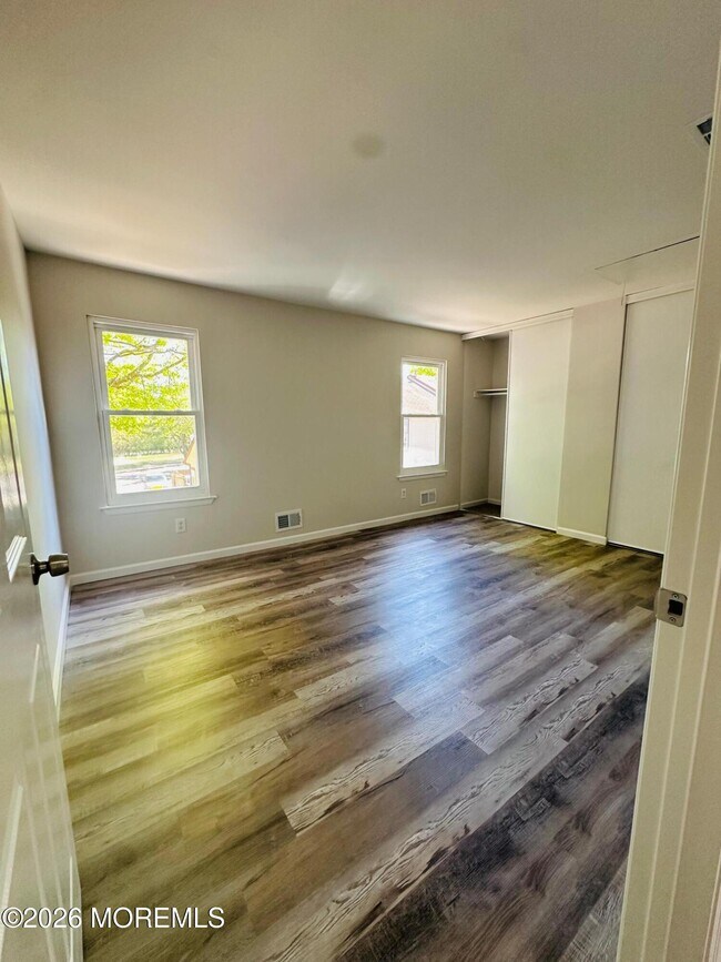 Building Photo - 402 Woodlake Manor Dr