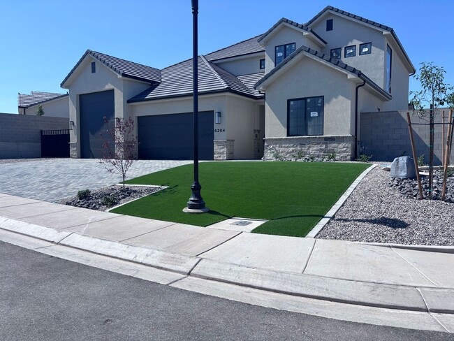 Building Photo - Awesome 5 bed 2.5 Bath Desert Canyons Home...