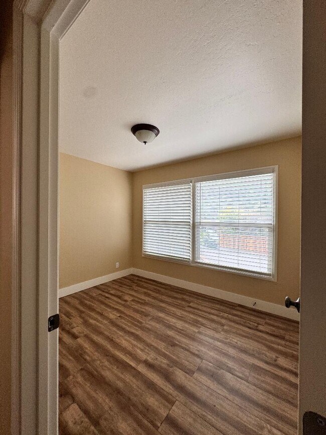 Building Photo - 56 Glenaire Dr