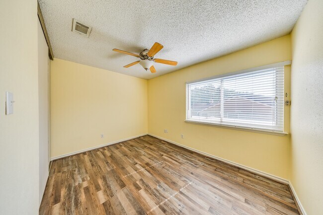 Building Photo - 2391 Crescent Park Dr