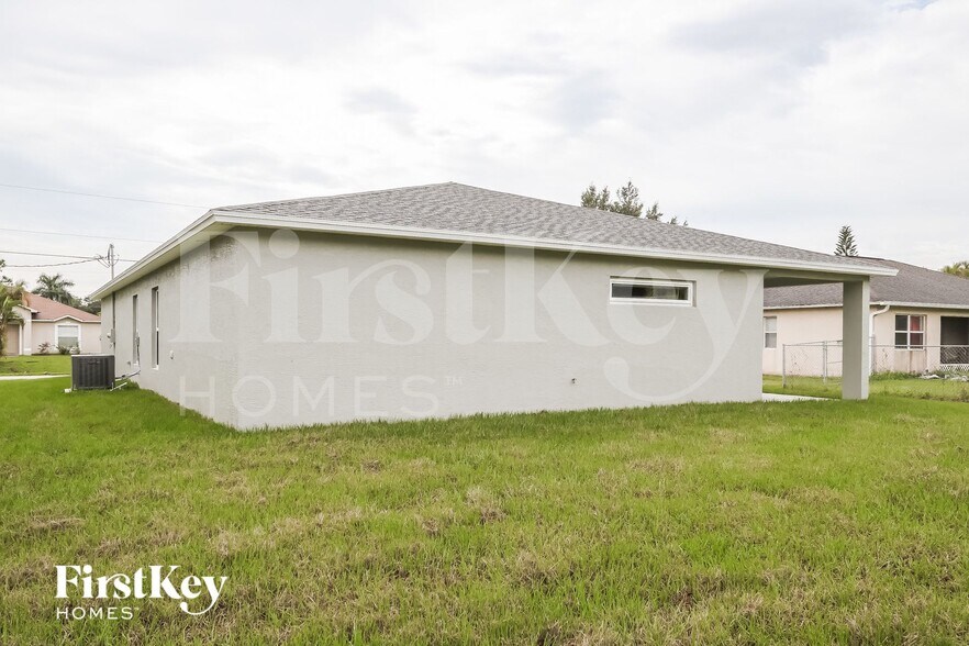 Building Photo - 713 SE Lansdowne Ave