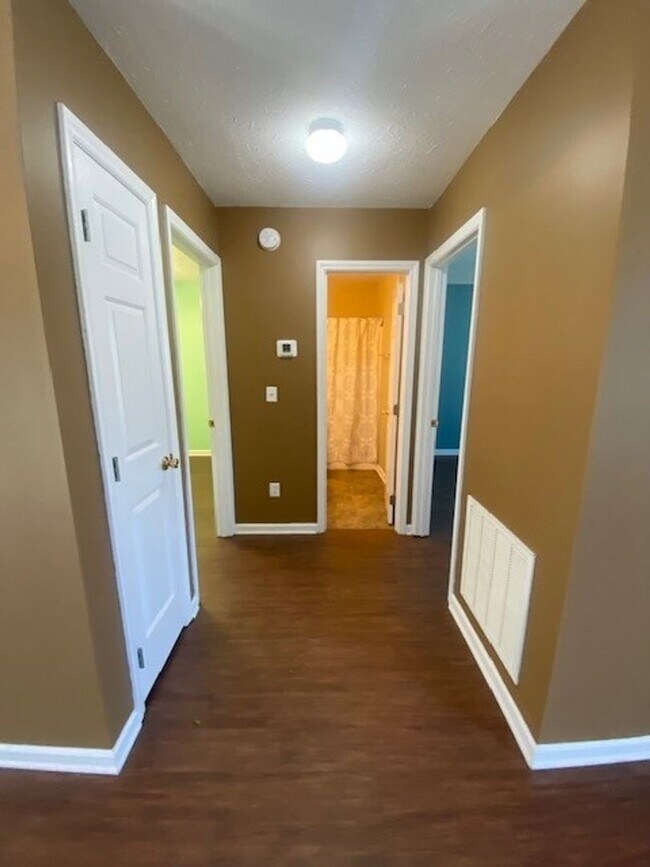 Building Photo - Welcome to this stunning 3-bedroom, 2-bath...