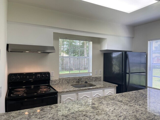 Building Photo - Updated One Bedroom, One Bath Apartment in...