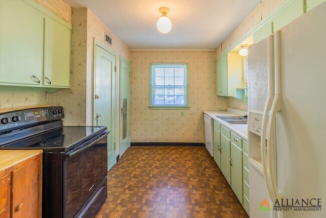 Building Photo - 1016 Bertrand St