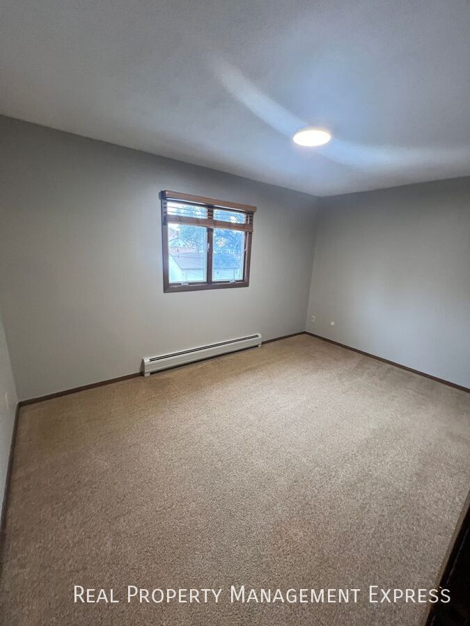 Building Photo - Spacious 2 Bedroom Apartment