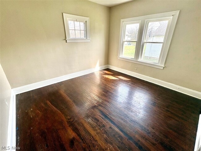 Building Photo - 245 Oakdale Ave