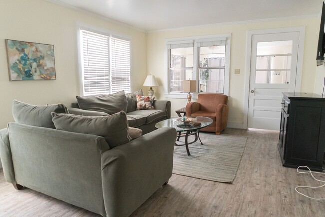 Building Photo - Charming Beach-Front 4bd Home