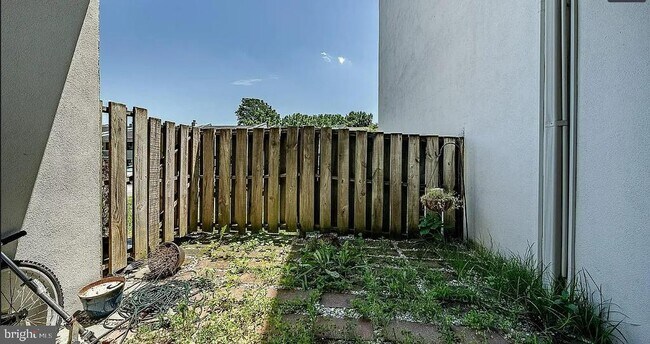 Building Photo - 306 Summit House