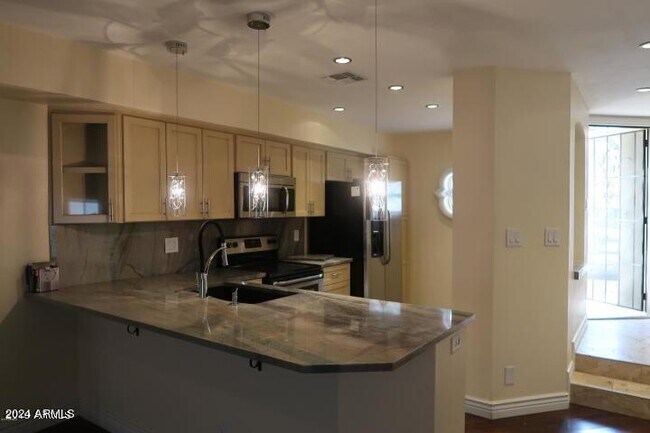 Building Photo - 2201 W Union Hills Dr