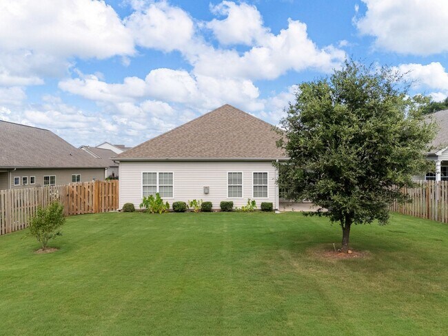 Building Photo - Beautiful 4 BR, 2 BA Home, 2 Car Garage wi...
