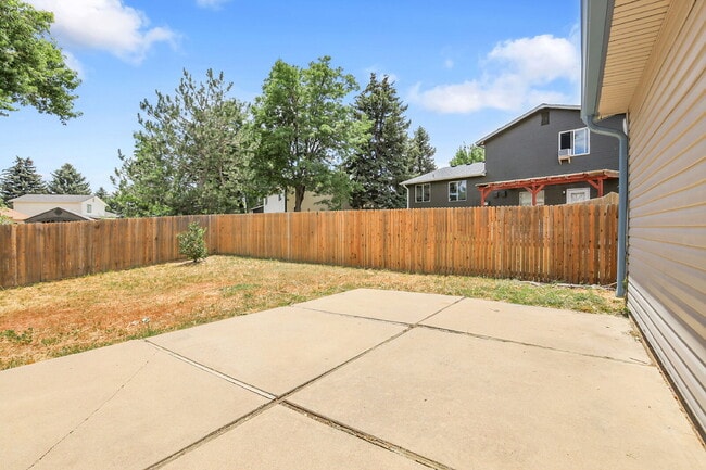 Building Photo - $2,720.95 - 4 bed, 2 bath, located in Aurora with attached Garage and In Unit Washer and Dryer!