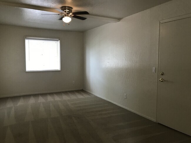 Building Photo - Gilbert Home - 5 Bed + Den & 2.75 Bath with Beautiful Pebble Teck Pool