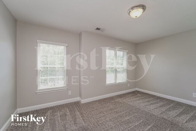 Building Photo - 2408 Kinmere Dr