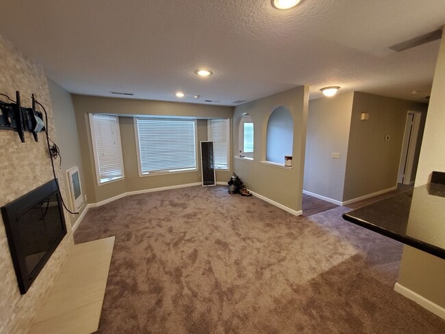 Building Photo - CUTE House with fenced yard & AIR-CONDITIONING in Lynnwood/N Bothell area